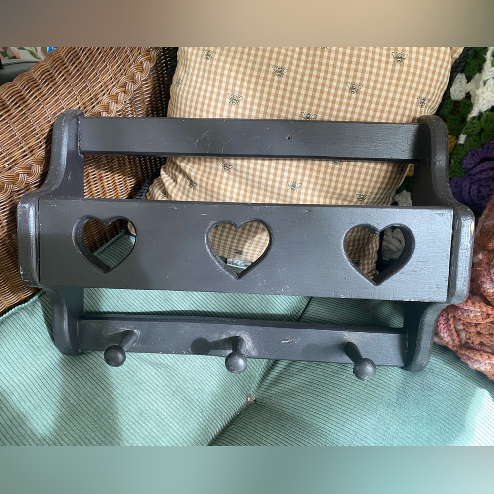 Vintage Cottagecore wooden heart trinket shelf with peg hooks - Picture 6 of 11